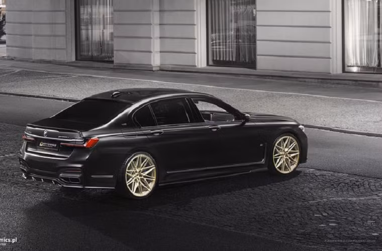 Một chi tiết đáng chú ý nữa là hệ thống treo khí nén của BMW M760Li xDrive đã được sửa đổi, giúp hạ thấp gầm xe, mang đến cho chiếc sedan vẻ ngoài mạnh mẽ hơn.