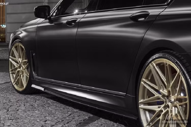 Toàn bộ thân xe BMW M760Li xDrive mới này được phủ sơn Magnus Pro màu đen mờ, đi kèm là bộ la-zăng hiệu Vossen có kích thước 9 x 22 inch ở phía trước và bánh sau 10,55 x 22 inch, được bọc gọn trong lốp tương ứng 255/30 và 295/25 Michelin Pilot Sport 4S.