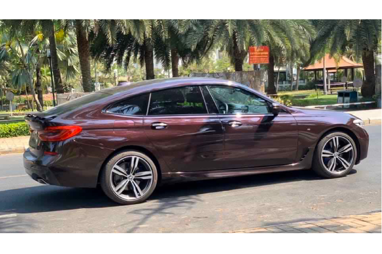Chiếc BMW 640i Gran Turismo tại Việt Nam được trang bị gói nâng cấp nội - ngoại thất “M Sport” thể thao. Xe đi kèm với nhiều “đồ chơi” options như tính năng tự lùi vào chuồng đỗ xe với chìa khoá thông minh BMW, hệ thống giải trí iDrive mới nhất với màn hình cảm ứng 10,25 inch hỗ trợ điều khiển bằng cử chỉ “Gesture Control” hoặc điều khiển bằng giọng nói “Voice Control”, dàn âm thanh hàng hiệu Bowers &amp; Wilkins công suất 1.400W. Vô lăng, bệ cửa, cần số thể thao theo gói nâng cấp “M Sport”.