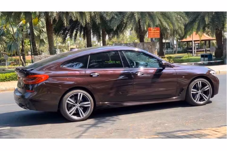 Chiếc BMW 640i Gran Turismo tại Việt Nam được trang bị gói nâng cấp nội - ngoại thất “M Sport” thể thao. Xe đi kèm với nhiều “đồ chơi” options như tính năng tự lùi vào chuồng đỗ xe với chìa khoá thông minh BMW, hệ thống giải trí iDrive mới nhất với màn hình cảm ứng 10,25 inch hỗ trợ điều khiển bằng cử chỉ “Gesture Control” hoặc điều khiển bằng giọng nói “Voice Control”, dàn âm thanh hàng hiệu Bowers &amp; Wilkins công suất 1.400W. Vô lăng, bệ cửa, cần số thể thao theo gói nâng cấp “M Sport”.