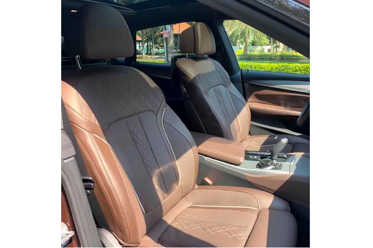 Sức mạnh được truyền xuống cầu sau (RWD) tiêu chuẩn hoặc dẫn động bốn bánh XDrive (tuỳ chọn) thông qua hộp số tự động 8 cấp Streptronic. Động cơ này cũng được chia sẻ với hai mẫu xe như 5 Series sedan phiên bản 540i và 7 Series phiên bản 740i.