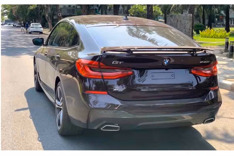 So với BMW 5-Series GT, 6-Series GT mới mang lại hình dáng nhẹ nhàng và ưa nhìn hơn do lối thiết kế có nhiều tỷ lệ tự nhiên hơn, chiều dài tăng lên, kiểu dáng nhỏ gọn và đuôi xe được ''vuốt'' mềm mại, tổng thể xe mang phong cách của một chiếc coupe 4 cửa.