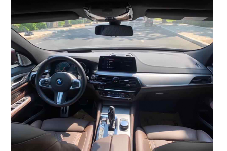 Bên dưới nắp ca-pô 640i GT là khối động cơ 6cyl thẳng hàng dung tích 3.0L tăng áp công nghệ TwinPower Turbo cho công suất tối đa 335 mã lực tại 5.500 v/p và mô-men xoắn cực đại đạt 450 Nm tại 1.380 – 5.200 v/p.