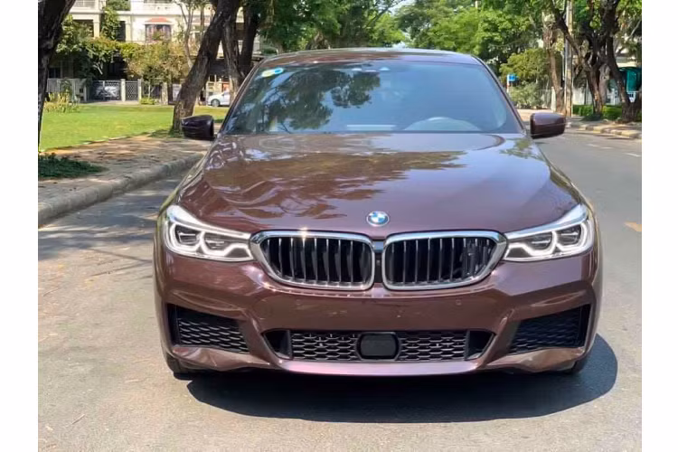 Theo chia sẻ từ người bán, xe tự nhập về nước khi đóng xong các loại thuế phí gần 7,4 tỷ đồng (chưa bao gồm) thuế trước bạ. Hiện tại, chủ nhân chiếc giá xe BMW 640i Gran Turismo 2018 và “thách cưới” là 5 tỷ đồng.