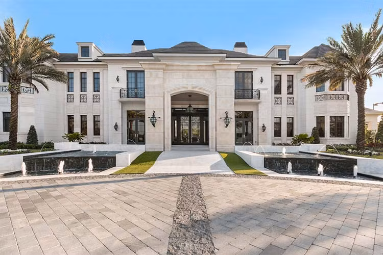 Trên thị trường bất động sản xa xỉ, có lẽ ít tên tuổi có thể vươn tới tầm của Opus. Được thiết kế bởi kiến trúc sư Paul McClean và cung cấp bởi nhà phát triển Nile Niami, căn nhà tại 1175 N Hillcrest Rd, biệt phủ triệu đô Beverly Hills, Mỹ này đã từng là nơi đắt đỏ nhất tại khu đồi này.