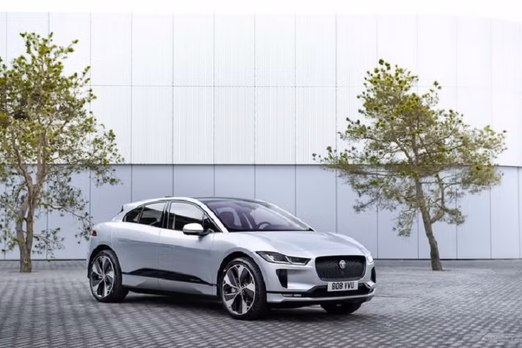 Cụ thể, Jaguar I-Pace 2020 mới sẽ được nâng cấp chủ yếu về mặt trang bị. Trong đó bao gồm các tiện ích mới như hệ thống thông tin giải trí Pivi Pro dễ sử dụng hơn với người dùng.
