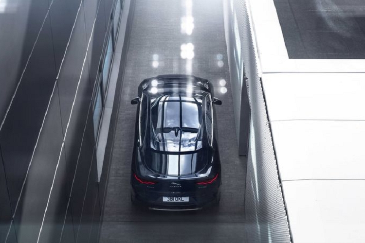 Bên cạnh Pivi Pro, Jaguar I-Pace thế hệ mới cũng có thêm nhiều trang bị đáng nói khác như hệ thống camera 360 độ, bổ sung camera góc rộng, hệ thống âm thanh hàng hiệu Meridian, hệ thống lọc không khí, gương kỹ thuật số ClearSight, màn hình cảm ứng giải trí 10 inch, màn hình LCD công-tơ-mét 12.3 inch, màn hình điều khiển 5 inch, sạc không dây...