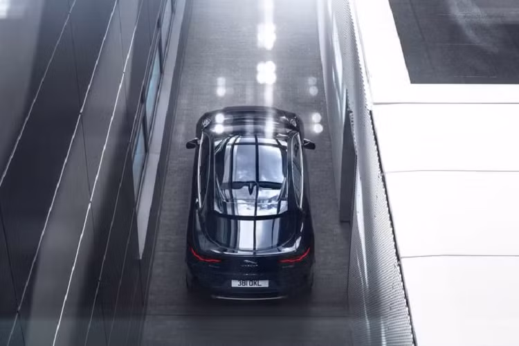 Bên cạnh Pivi Pro, Jaguar I-Pace thế hệ mới cũng có thêm nhiều trang bị đáng nói khác như hệ thống camera 360 độ, bổ sung camera góc rộng, hệ thống âm thanh hàng hiệu Meridian, hệ thống lọc không khí, gương kỹ thuật số ClearSight, màn hình cảm ứng giải trí 10 inch, màn hình LCD công-tơ-mét 12.3 inch, màn hình điều khiển 5 inch, sạc không dây...