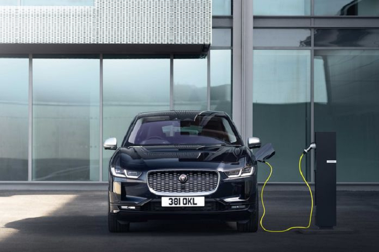 Thời gian di chuyển trong một lần sạc của I-Pace 2020 cũng gây ấn tượng với con số 470 km trong một lần sạc đầy.