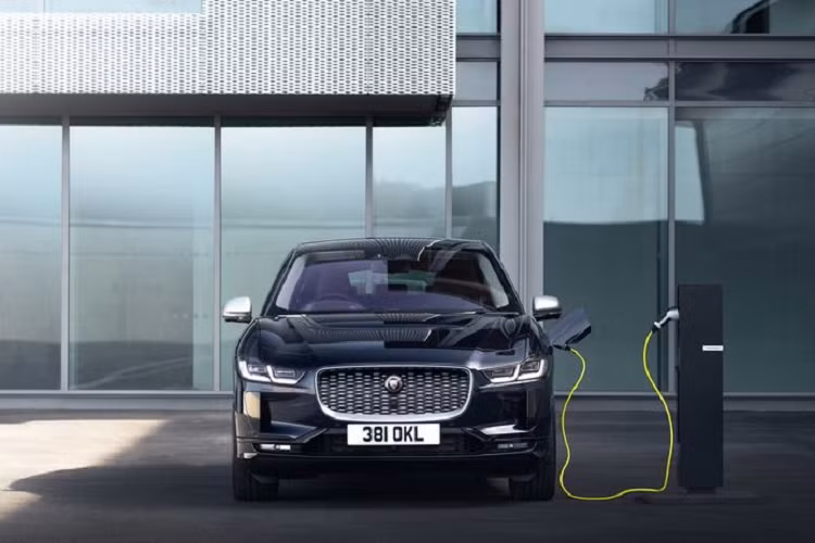 Thời gian di chuyển trong một lần sạc của I-Pace 2020 cũng gây ấn tượng với con số 470 km trong một lần sạc đầy.