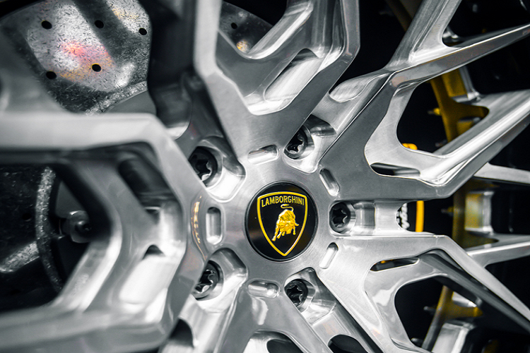 Được phát triển để hướng đến đối tượng khách hàng yêu thích việc cầm lái, dòng sản phẩm VLS của Velos Designwerks tập trung vào yếu tố giảm “cân nặng” nhằm tránh gây ảnh hưởng đến hiệu năng vận hành của xe. Chưa hết, khách hàng có thể lựa chọn các màu sắc riêng biệt cho mâm xe hoặc theo phong cách phù hợp với chiếc xe của mình, Velos Designwerks cũng đồng thời cung cấp các kích cỡ mâm từ 18-24 inch theo nhu cầu của khách hàng.