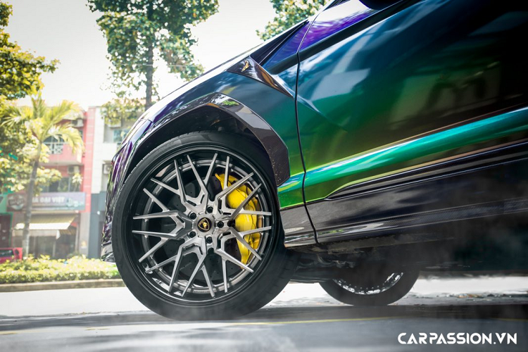 Bộ mâm mới trên bản độ Urus TopCar độc nhất Việt Nam có tên là Velos VLS07, đây là một sản phẩm đang “làm mưa làm gió” trên thị trường quốc tế của Velos Designwerks và rất nhanh chóng được mang về Việt Nam cho chiếc siêu SUV đầy mạnh mẽ. Mâm xe có đường kính 23 inch và được cấu tạo từ 3 mảnh riêng biệt, nối lại với nhau thông qua những chiếc bu-lông. Velos VLS07 là bộ mâm có dạng 5 chấu kép có thiết kế hướng về phía trung tâm, kết hợp cùng với các chấu nhỏ hơn để tạo nên chiều sâu cho các bánh xe, đem lại một vẻ đẹp mới lạ.