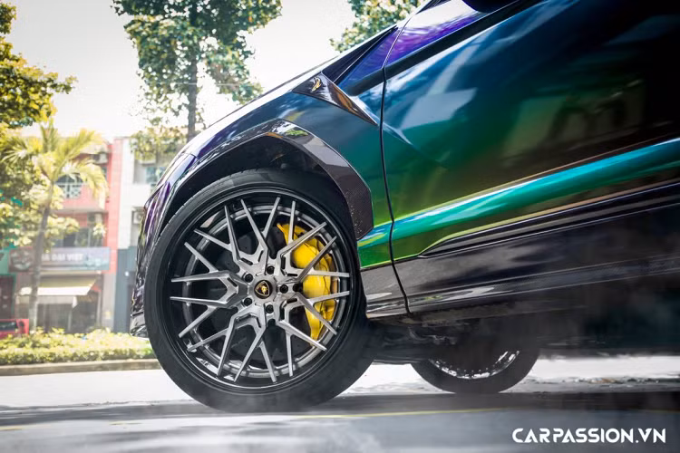 Bộ mâm mới trên bản độ Urus TopCar độc nhất Việt Nam có tên là Velos VLS07, đây là một sản phẩm đang “làm mưa làm gió” trên thị trường quốc tế của Velos Designwerks và rất nhanh chóng được mang về Việt Nam cho chiếc siêu SUV đầy mạnh mẽ. Mâm xe có đường kính 23 inch và được cấu tạo từ 3 mảnh riêng biệt, nối lại với nhau thông qua những chiếc bu-lông. Velos VLS07 là bộ mâm có dạng 5 chấu kép có thiết kế hướng về phía trung tâm, kết hợp cùng với các chấu nhỏ hơn để tạo nên chiều sâu cho các bánh xe, đem lại một vẻ đẹp mới lạ.