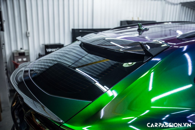 Lamborghini Urus là mẫu xe siêu SUV đầu tiên của thương hiệu siêu xe đến từ Ý, xe sở hữu thiết kế hầm hố nhưng lại không kém phần thể thao. Chiếc Urus độ TopCar đầu tiên tại Việt Nam được trang bị tùy chọn với các chi tiết ở ngoại thất được làm từ sợi carbon như líp trước, ốp viền hốc gió, ốp sườn xe, cánh gió sau, bộ khuếch tán,… Ẩn phía sau bộ mâm Velos VLS07 là cùm phanh Lamborghini sơn vàng nổi bật, kết hợp với đĩa phanh carbon ceramic có đường kính lớn nhất thế giới.