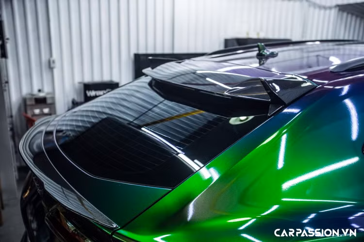 Lamborghini Urus là mẫu xe siêu SUV đầu tiên của thương hiệu siêu xe đến từ Ý, xe sở hữu thiết kế hầm hố nhưng lại không kém phần thể thao. Chiếc Urus độ TopCar đầu tiên tại Việt Nam được trang bị tùy chọn với các chi tiết ở ngoại thất được làm từ sợi carbon như líp trước, ốp viền hốc gió, ốp sườn xe, cánh gió sau, bộ khuếch tán,… Ẩn phía sau bộ mâm Velos VLS07 là cùm phanh Lamborghini sơn vàng nổi bật, kết hợp với đĩa phanh carbon ceramic có đường kính lớn nhất thế giới.