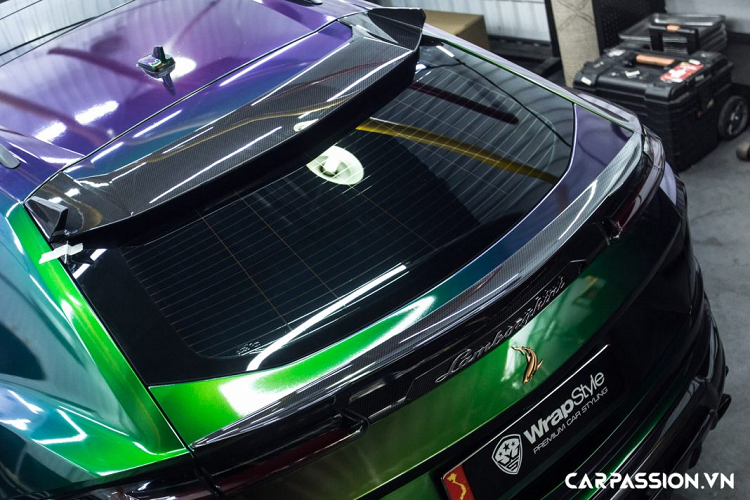 Để tạo điểm nhấn cho phần thân xe, ở vị trí cuối cột A có sự xuất hiện của một miếng ốp hình mũi tên bằng sợi carbon với hình ảnh linh vật của thương hiệu TopCar. Chưa hết, mui xe được bổ sung một phần nẹp có tạo hình đậm chất khí động học và được làm hoàn toàn từ sợi carbon giúp giảm thiểu tối đa “cân nặng”, vốn dĩ là một điều hết sức đau đầu với các kĩ sư khi phát triển một mẫu SUV hiệu năng cao như Urus.