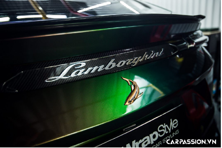 Ngoài các chi tiết nâng cấp đến từ nhà độ Nga, chủ nhân xe còn thể hiện gu thẩm mỹ cá tính khi lựa chọn gam màu Chameleon (tắc kè hoa) vô cùng nổi bật để thay thế cho lớp sơn vàng Giallo Auge nguyên bản, vốn đang dần trở nên phổ biến tại Việt Nam. Việc phần lớn những người chơi xe trong nước lựa chọn đổi màu xe thông qua phương pháp dán decal là vô cùng dễ hiểu, ưu điểm của cách làm này nằm ở việc tiết kiệm thời gian, chi phí cũng như không làm mất đi lớp sơn nguyên bản giá trị