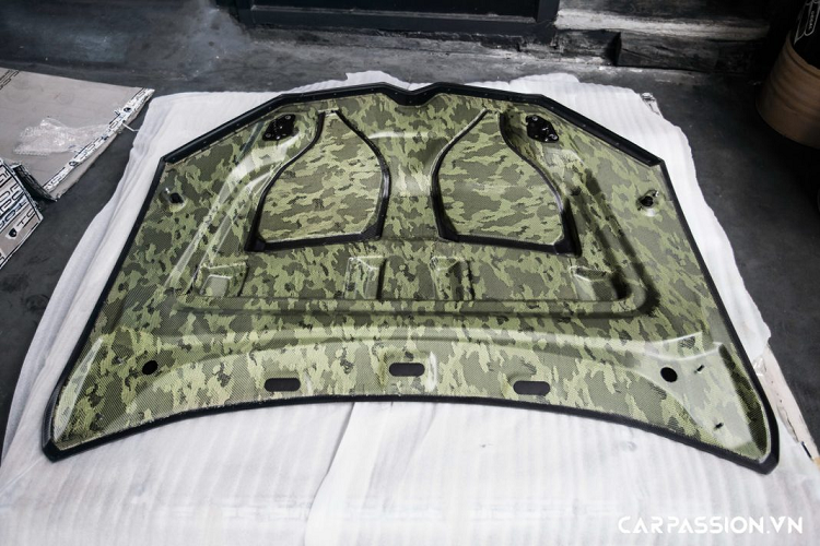 Bên cạnh bộ mâm độ đắt giá, mẫu SUV nhanh nhất thế giới nhận được một số sự thay đổi đáng chú ý với gói độ TopCar. Đầu tiên, nắp ca-pô nguyên bản đã được thay thế bằng chi tiết mới có thiết kế hầm hố với hai khe thoát khí lớn. Được biết, nắp máy mới có cấu tạo từ sợi carbon “siêu nhẹ” và sợi kevlar với kiểu dệt mang phong cách rằn ri quân đội.