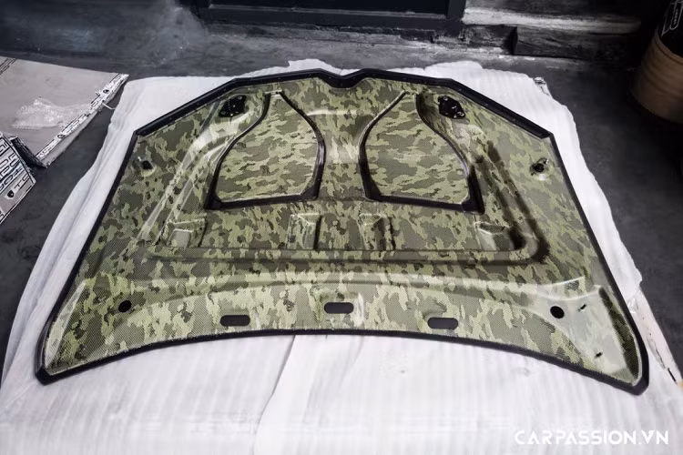 Bên cạnh bộ mâm độ đắt giá, mẫu SUV nhanh nhất thế giới nhận được một số sự thay đổi đáng chú ý với gói độ TopCar. Đầu tiên, nắp ca-pô nguyên bản đã được thay thế bằng chi tiết mới có thiết kế hầm hố với hai khe thoát khí lớn. Được biết, nắp máy mới có cấu tạo từ sợi carbon “siêu nhẹ” và sợi kevlar với kiểu dệt mang phong cách rằn ri quân đội.