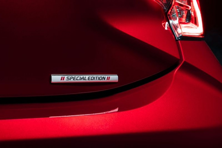 Về trang bị, Toyota Corolla Hatchback Special Edition 2021 sở hữu thêm tính năng Enhanced Cargo Space, giúp hành khách chất đồ lên xe dễ dàng hơn nhờ vào việc phần mặt cốp được hạ thấp và chức năng cảnh báo giao thông phía sau. Tuy nhiên, tính năng theo dõi điểm mù đã bị lược bỏ trên phiên bản đặc biệt này.