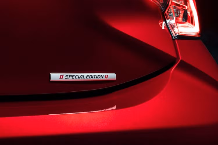 Về trang bị, Toyota Corolla Hatchback Special Edition 2021 sở hữu thêm tính năng Enhanced Cargo Space, giúp hành khách chất đồ lên xe dễ dàng hơn nhờ vào việc phần mặt cốp được hạ thấp và chức năng cảnh báo giao thông phía sau. Tuy nhiên, tính năng theo dõi điểm mù đã bị lược bỏ trên phiên bản đặc biệt này.