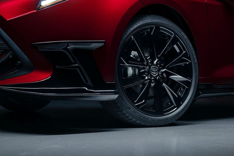 Quay trở lại với Toyota Corolla Hatchback Special Edition 2021, phiên bản này sẽ chỉ được sản xuất với số lượng giới hạn 1.500 xe trên toàn thế giới. So sánh với phiên bản tiêu chuẩn, Corolla Special Edition 2021 mang một số thay đổi có thể dễ dàng nhận ra như màu sơn đỏ Supersonic Red nổi bật, bộ mâm hợp kim 18 inch sơn đen cùng nhiều chi tiết sơn màu tương tự làm điểm nhấn.