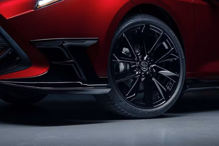 Quay trở lại với Toyota Corolla Hatchback Special Edition 2021, phiên bản này sẽ chỉ được sản xuất với số lượng giới hạn 1.500 xe trên toàn thế giới. So sánh với phiên bản tiêu chuẩn, Corolla Special Edition 2021 mang một số thay đổi có thể dễ dàng nhận ra như màu sơn đỏ Supersonic Red nổi bật, bộ mâm hợp kim 18 inch sơn đen cùng nhiều chi tiết sơn màu tương tự làm điểm nhấn.