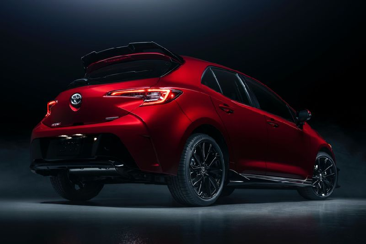 Thực tế, có khá nhiều người dùng đã bày tỏ hi vọng mẫu xe Toyota Corolla Hatchback Special Edition 2021 sẽ được trang bị hệ dẫn động 4 bánh, động cơ tăng áp cho ra công suất cao hơn. Tuy nhiên, có lẽ mong muốn này của người sẽ phải hẹn ở một dịp khác.
