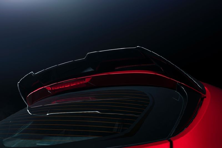 Ở phần ngoại thất, Toyota Corolla Hatchback Special Edition 2021 mang tới cái nhìn thực sự khoẻ mạnh và thời trang nhờ bộ body-kit mới với cản dưới trước/sau, cánh gió bên và cánh gió hông... Logo Special Edition cũng được gắn ở nhiều vị trí khác nhau trên xe.