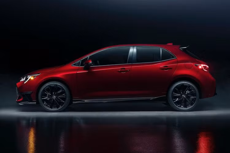 Về truyền động, Corolla Hatchback Special Edition 2021 sử dụng động cơ tương tự phiên bản Corolla SE tiêu chuẩn, khối động cơ 2.0L 4 xy-lanh, sản sinh ra công suất tối đa 168 mã lực. Đi kèm với đó là trang bị hệ dẫn động cầu trước và tuỳ chọn hộp số sàn 6 cấp hoặc tự động CVT. Dự kiến, giá xe Toyota Corolla Hatchback Special Edition 2021 sẽ chính thức được công bố và "lên kệ" từ đầu quý III năm nay.
