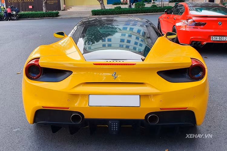 Xe sử dụng bộ mâm năm chấu kép hình cánh hoa cùng cùm phanh tiệp màu với màu sơn ngoại thất. Phần đèn LED báo hiệu thời tiết xấu và báo lùi được đặt giữa cản sau, lấy cảm hứng từ các dòng xe đua F1. Đi kèm với đó là camera lùi... Mức giá xe Ferrari 488 GTB tại Việt Nam đã qua sử dụng hiện khoảng hơn 10 tỷ đồng.