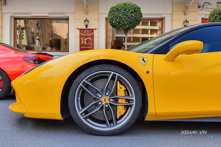 Ngoài ra, một số điểm khác biệt có thể thấy ngay trên 488 GTB so với “đàn anh” 458 như hệ thống đèn pha LED tinh xảo hơn so với đèn pha bi-xenon kết hợp LED định vị trên 458 Italy. Thêm vào đó, 488 được tiếp thu công nghệ lái từ 458 Speciale, 488 GTB nhanh hơn so với 458 một chút. Hệ thống phanh và lốp xe giống “thửa” lại của siêu xe LaFerrari.