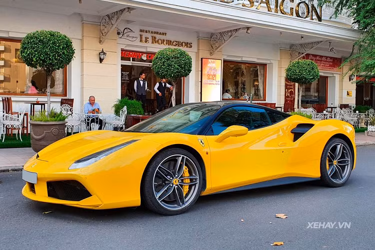 Hiện nay tại thị trường Việt Nam, có khoảng hơn 10 chiếc Ferrari 488 GTB đang lăn bánh. Tuy nhiên, trong số đó chỉ có đúng 3 chiếc sở hữu màu ngoại thất vàng Giallo Modena.