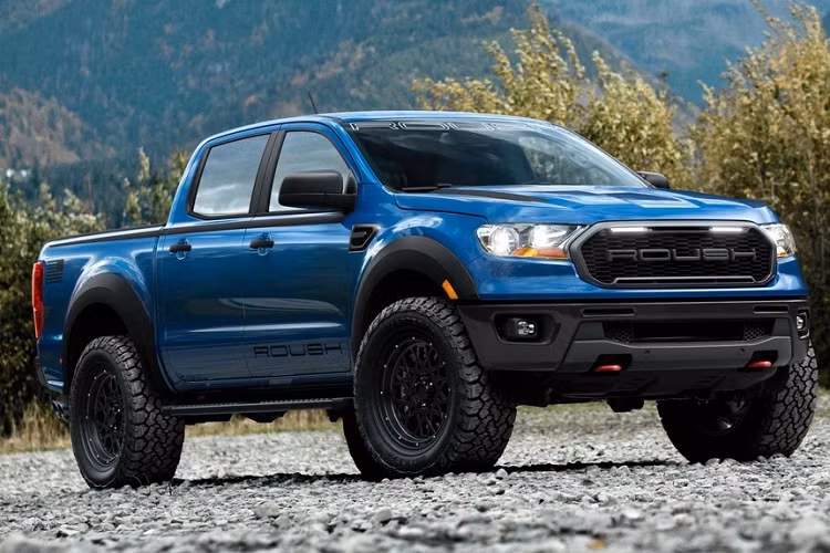 Cụ thể, những nâng cấp ngoại thất cho Ford Ranger Roush 2020 mới bao gồm vòm bánh xe mở rộng và sơn màu xám mờ, đèn pha LED kép, móc kéo tích hợp vào cản trước, đèn trợ sáng Roush R. Bộ bodykit đậm chất cơ bắp Mỹ, lưới tản nhiệt đặc trưng với logo Roush ở giữa, tương tự với chiếc Ranger Raptor.