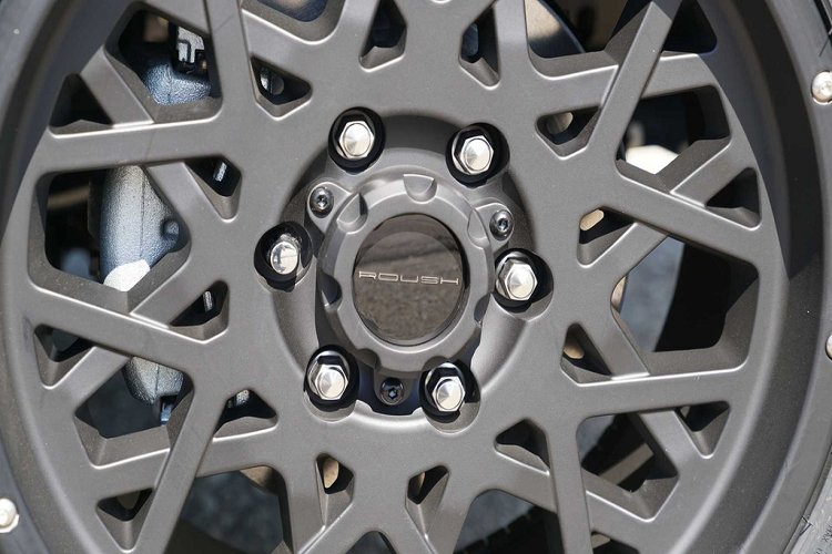 Về vận hành, Ranger Roush thế hệ mới được trang bị giảm xóc Fox, mâm xe Roush 18 inch, đi kèm với lốp Grabber AT/X 32 inch. Đáng tiếc, không có sự tinh chỉnh về động cơ. Xe vẫn sử dụng động cơ EcoBoost 2.3L tăng áp, sản sinh công suất 270 mã lực và mô-men xoắn 420 Nm.