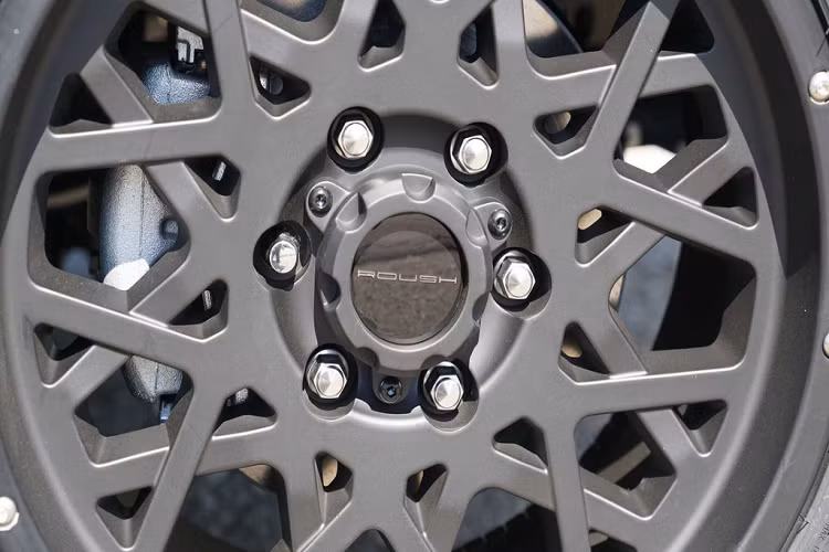 Về vận hành, Ranger Roush thế hệ mới được trang bị giảm xóc Fox, mâm xe Roush 18 inch, đi kèm với lốp Grabber AT/X 32 inch. Đáng tiếc, không có sự tinh chỉnh về động cơ. Xe vẫn sử dụng động cơ EcoBoost 2.3L tăng áp, sản sinh công suất 270 mã lực và mô-men xoắn 420 Nm.