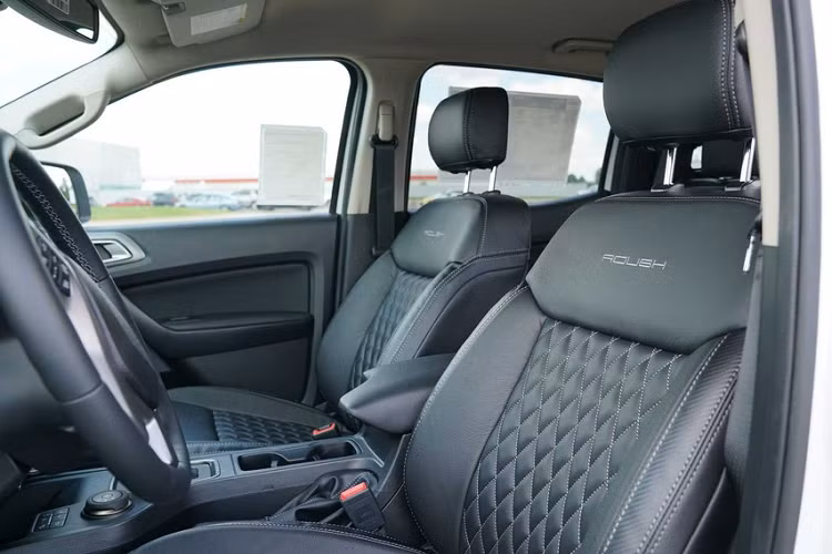 Ford cũng cung cấp cho phiên bản này tùy chọn nắp thùng hàng bằng nhôm. Bên trong cabin, hệ thống ghế được bọc da, logo Roush được thêu trên tựa lưng, thảm sàn WeatherTech. Bảng điều khiển trung tâm không có sự thay đổi.