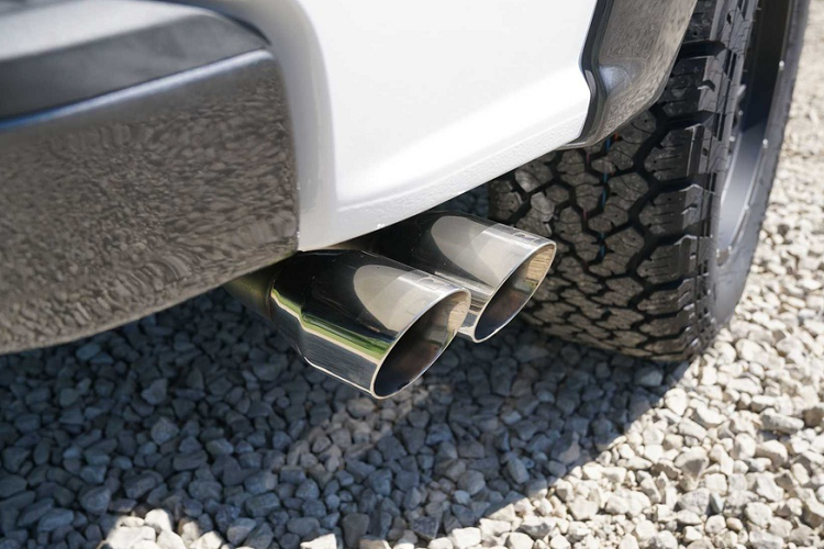 Đầu ra của ống xả được làm bằng thép không gỉ. Dù hiệu suất không có sự thay đổi nhưng cho ra âm thanh uy lực hơn.