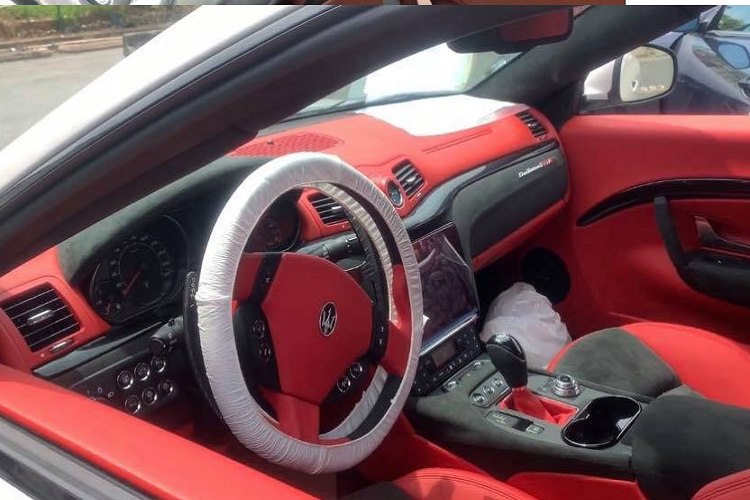 Hai chiếc xe thể thao hiệu suất cao Maserati GranTurismo MC thuộc diện chính hãng mới được tung ảnh khui công tại Việt Nam có nội thất khác nhau, chiếc Maserati GranTurismo MC sở hữu màu sơn xanh ở ngoại thất lại có "nội y" nâu với da Alcantara màu đen. Còn chiếc xe Maserati GranTurismo MC màu trắng Bianco Birdcage lại sở hữu nội thất màu đỏ với ghế ngồi có phần lưng và đệm ghế bọc da lộn Alacantara màu đen. 