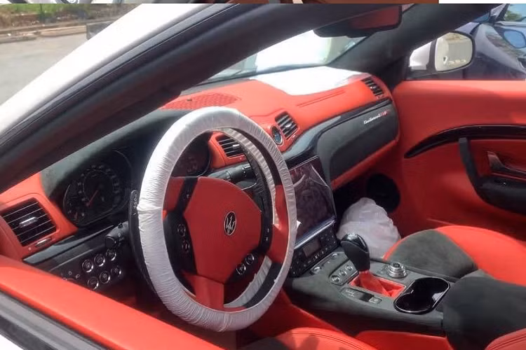 Hai chiếc xe thể thao hiệu suất cao Maserati GranTurismo MC thuộc diện chính hãng mới được tung ảnh khui công tại Việt Nam có nội thất khác nhau, chiếc Maserati GranTurismo MC sở hữu màu sơn xanh ở ngoại thất lại có "nội y" nâu với da Alcantara màu đen. Còn chiếc xe Maserati GranTurismo MC màu trắng Bianco Birdcage lại sở hữu nội thất màu đỏ với ghế ngồi có phần lưng và đệm ghế bọc da lộn Alacantara màu đen. 