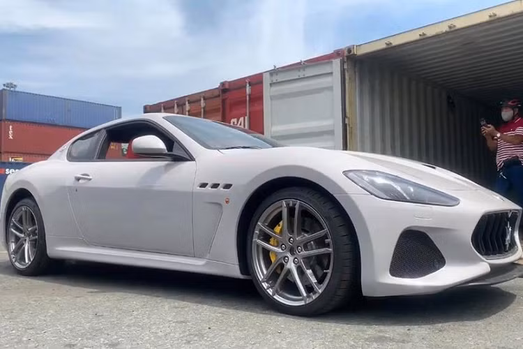 Hai chiếc xe thể thao hạng sang hiệu suất cao Maserati GranTurismo MC 2020 mới được tung ảnh khui công tại Việt Nam thuộc diện nhập khẩu chính hãng. Trong đó, một chiếc mang màu xanh dương và xe còn lại có màu trắng Bianco Birdcage. 