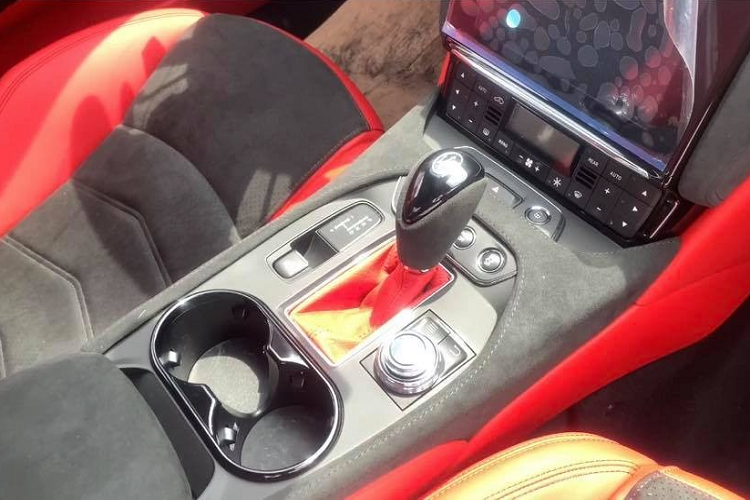 Bên cạnh đó, trong khoang lái của cặp đôi xe thể thao hiệu suất cao Maserati GranTurismo MC thuộc diện chính hãng này còn có không ít chi tiết bằng carbon bóng để tạo điểm nhấn cho nội thất rất đẹp mắt. Xe có 4 ghế ngồi với hàng ghế sau phù hợp cho người lớn có chiều cao dưới 1m7.