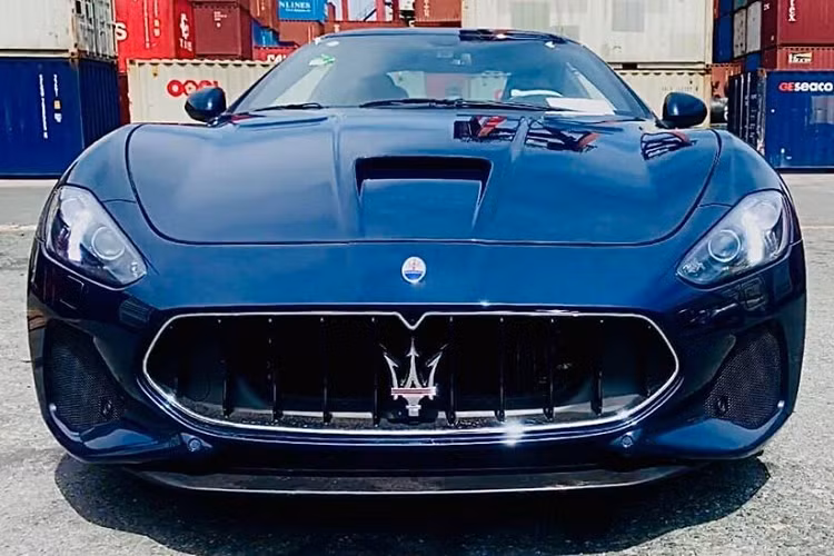 Mới đây, trên mạng xã hội lan truyền hình ảnh hai chiếc xe thể thao hạng sang hiệu suất cao Maserati GranTurismo MC mới thuộc diện nhập khẩu chính hãng đã có mặt tại cảng VICT, quận 7, TP HCM khiến giới mê xe trong nước không khỏi quan tâm. 
