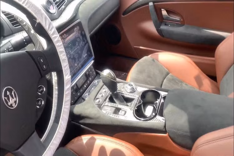 Những chiếc xe thể thao Maserati GranTurismo MC giờ đây sở hữu "khẩu pháo" dạng tròn được đưa vào giữa cản va sau như các xe Maserati GranTurismo MC Stradale. Còn trên bản tiêu chuẩn, ống xả của Maserati GranTurismo dạng vuông vức, đặt ra 2 bên hông đuôi xe.