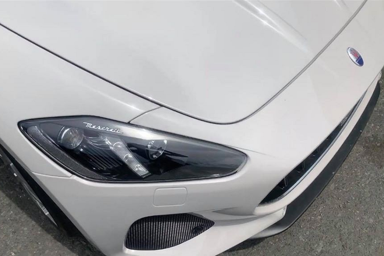 Ở ngoại hình của hai chiếc xe Maserati GranTurismo MC chính hãng mới về Việt Nam có sự khác biệt rất lớn so với bản Maserati GranTurismo Sport hay tiêu chuẩn ở chi tiết nắp capô có 3 khe hốc gió lớn rất dữ dằn và mang nhiều tính khí động học. 