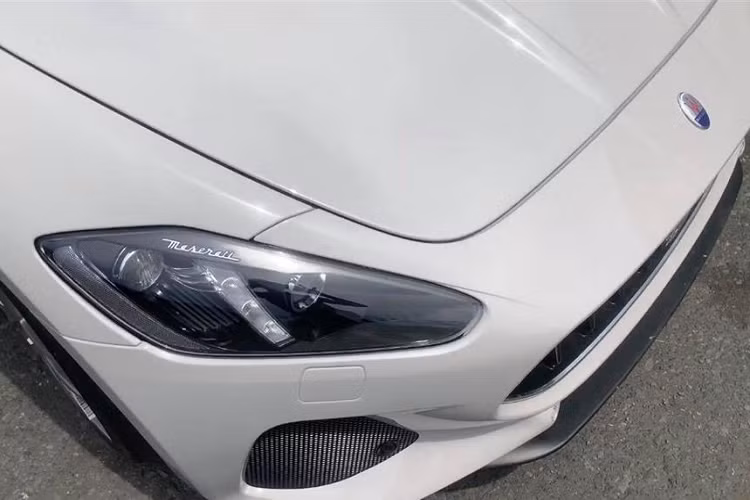 Ở ngoại hình của hai chiếc xe Maserati GranTurismo MC chính hãng mới về Việt Nam có sự khác biệt rất lớn so với bản Maserati GranTurismo Sport hay tiêu chuẩn ở chi tiết nắp capô có 3 khe hốc gió lớn rất dữ dằn và mang nhiều tính khí động học. 