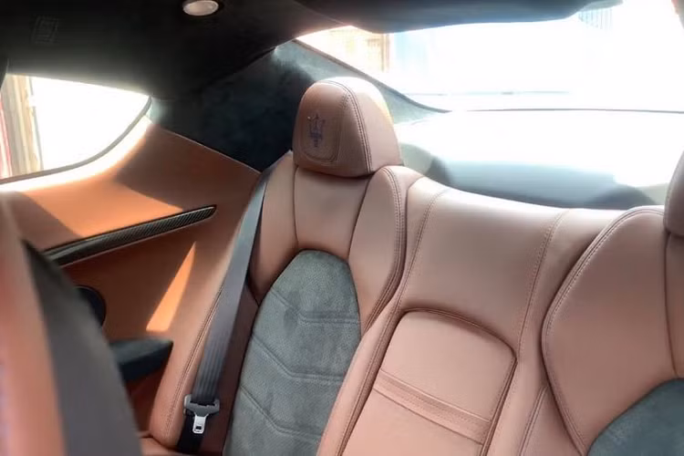 Chiếc xe thể thao hạng sang hiệu suất cao Maserati GranTurismo MC đã có sự lột xác rất mạnh mẽ ở đuôi xe với cản va sau thiết kế thể thao lấy ý tưởng từ mẫu xe Maserati GranTurismo MC Stradale. Điểm khác biệt là hốc gió bên hông đuôi xe của Maserati GranTurismo MC thiết kế tách biệt so với phiên bản đỉnh nhất trong dòng xe Maserati GranTurismo. 