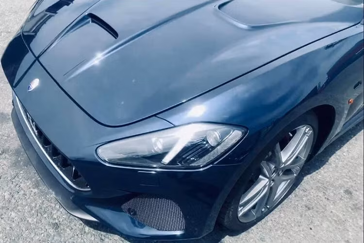 Chưa hết, hai bên hốc gió trước của Maserati GranTurismo MC đã được mở rộng ra rất cá tính và đầy góc cạnh, lưới tản nhiệt của xe bao gồm 10 thanh nan dọc sơn đen cùng logo cây đinh ba trấn ở giữa theo phong cách đặc trưng của các dòng xe Maserat