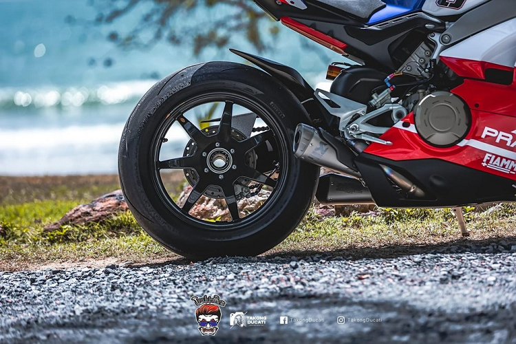 Có thể thấy, bộ tem với tông xanh trắng và đỏ hòa hợp khiến siêu xe trong làng Sport bike trở nên điệu đà và quyến rũ hơn bao giờ hết. Thêm nữa, hàng loạt trang bị giúp tăng hiệu năng cho chiếc xe như kính chắn gió MRA xám khói, hệ thống phanh trước Brembo Nickel GP4RX, dây dầu Earl's Stahlbus.