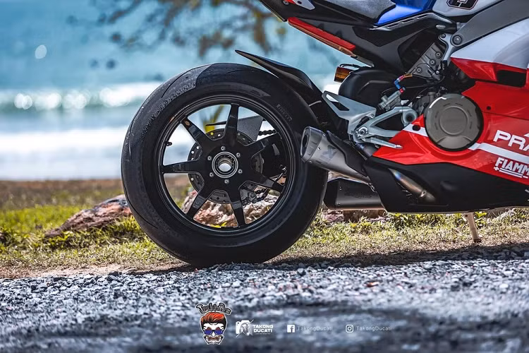 Có thể thấy, bộ tem với tông xanh trắng và đỏ hòa hợp khiến siêu xe trong làng Sport bike trở nên điệu đà và quyến rũ hơn bao giờ hết. Thêm nữa, hàng loạt trang bị giúp tăng hiệu năng cho chiếc xe như kính chắn gió MRA xám khói, hệ thống phanh trước Brembo Nickel GP4RX, dây dầu Earl's Stahlbus.